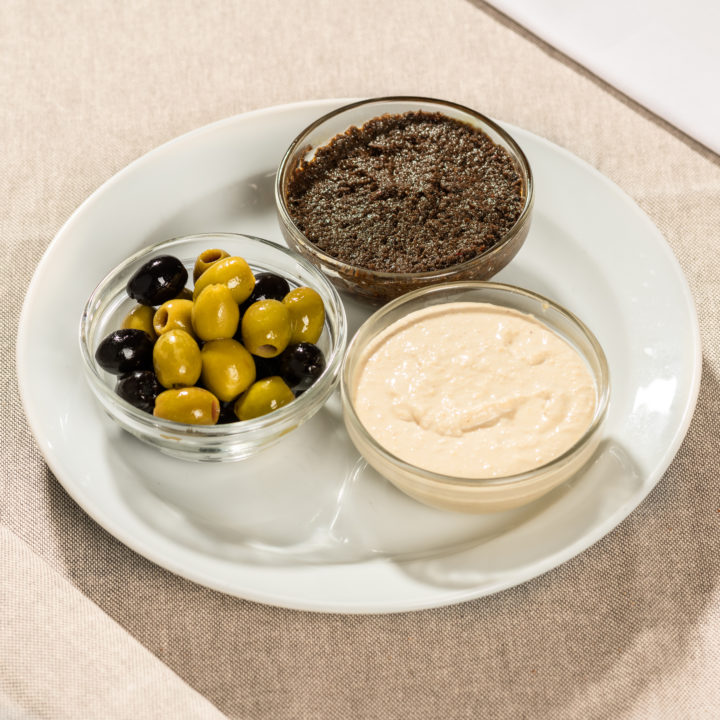 Mix apéritif: tapenade d’olives, houmous, mix d’olives